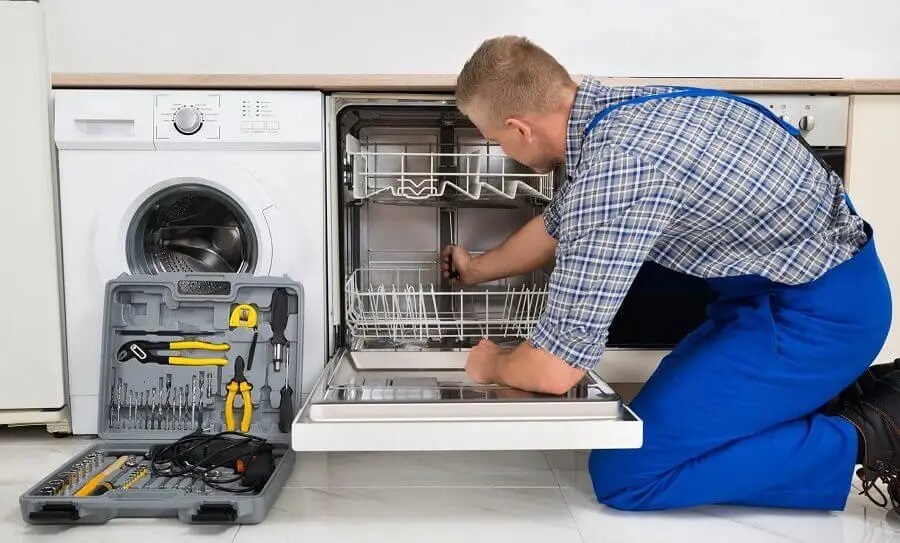 Akyazı Siemens servisi teknisyen ekibi beyaz eşya tamiri yaparken